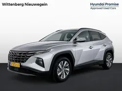 Shimmering silver pearl metallic (r2t) Gebruikt 2024 Hyundai Tucson Comfort SUV | € 38.900 (Eerlijke prijs)