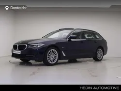 Blauw, metallic lak Gebruikt 2024 BMW 530 Comfort Edition Stationwagen | € 51.895 (Goede deal)