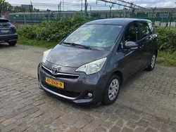Grijs, metallic lak Gebruikt 2013 Toyota Verso-S MPV | € 7.000 (Duur)