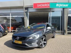 Grijs, metallic lak Gebruikt 2017 Volvo V60 R-Design Stationwagen | € 19.990 (Eerlijke prijs)