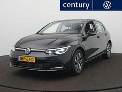 Zwart Gebruikt 2022 VW Golf VIII Style Hatchback | € 25.400 (Eerlijke prijs)