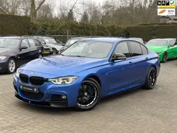 Blauw, metallic lak Gebruikt 2018 BMW 318 M Sport Sedan | € 23.950 (Eerlijke prijs)