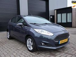 Grijs, metallic lak Gebruikt 2015 Ford Fiesta Titanium Hatchback | € 7.450 (Eerlijke prijs)