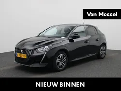 Zwart, metallic lak Gebruikt 2022 Peugeot 208 Allure Hatchback | € 16.900 (Eerlijke prijs)