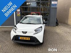 Wit Gebruikt 2023 Toyota Aygo Play Hatchback | € 15.950 (Eerlijke prijs)