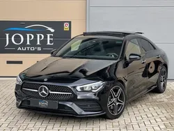 Zwart, metallic lak Gebruikt 2022 Mercedes CLA180 AMG line Sedan | € 42.950 (Duur)