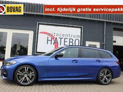 Blauw, metallic lak Gebruikt 2022 BMW 330e Executive Stationwagen | € 40.990 (Eerlijke prijs)