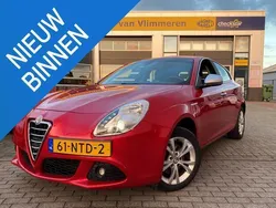 Rood, metallic lak Gebruikt 2010 Alfa Romeo Giulietta Distinctive Hatchback | € 7.750 (Eerlijke prijs)