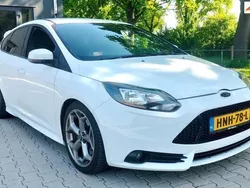 Wit Gebruikt 2013 Ford Focus ST Hatchback | € 11.995 (Eerlijke prijs)