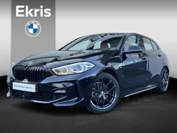 Saphirschwarz metallic (zwart metallic) Gebruikt 2020 BMW 118 Basis Hatchback | € 28.900 (Iets duurder)
