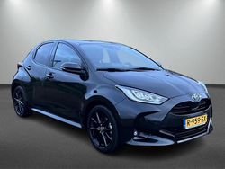 Zwart (metallic) Gebruikt 2022 Toyota Yaris Hybrid Executive Hatchback | € 23.401 (Duur)