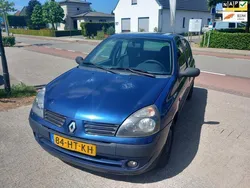 Blauw Gebruikt 2001 Renault Clio II Authentique Hatchback | € 999 (Eerlijke prijs)