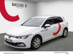 Wit Gebruikt 2022 VW Golf VIII Style Sedan | € 25.352 (Goede deal)