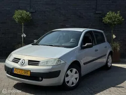 Grijs Gebruikt 2003 Renault Mégane II Basis Hatchback | € 995 (Eerlijke prijs)