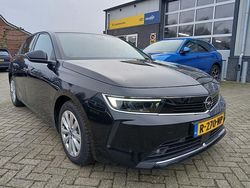 Zwart Gebruikt 2022 Opel Astra Elegance Hatchback | € 18.795 (Eerlijke prijs)