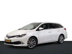 Wit, metallic lak Gebruikt 2016 Toyota Auris Touring Sports Stationwagen | € 16.950 (Iets duurder)