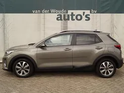 Groen, metallic lak Gebruikt 2021 Kia Stonic Plus SUV | € 12.900 (Eerlijke prijs)