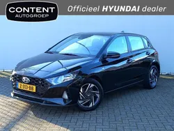 Phantom black (zwart mica) Gebruikt 2024 Hyundai i20 Comfort Hatchback | € 19.940 (Eerlijke prijs)