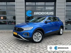Blauw, metallic lak Gebruikt 2023 VW T-Roc Life SUV | € 23.900 (Eerlijke prijs)