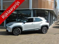 Grijs, metallic lak Gebruikt 2024 Toyota Yaris Cross SUV | € 29.800 (Eerlijke prijs)