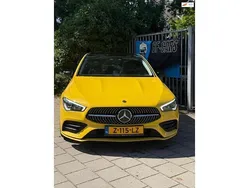 Geel, metallic lak Gebruikt 2019 Mercedes CLA180 AMG line Sedan | € 27.250 (Goede deal)