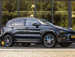 Zwart, metallic lak Gebruikt 2023 Lynk & Co 01 SUV | € 25.950 (Eerlijke prijs)
