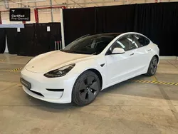 Wit, metallic lak Gebruikt 2021 Tesla Model 3 Standard Range Sedan | € 24.900 (Eerlijke prijs)