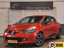 Rood, metallic lak Gebruikt 2016 Renault Clio IV Expression+ Hatchback | € 6.995 (Eerlijke prijs)