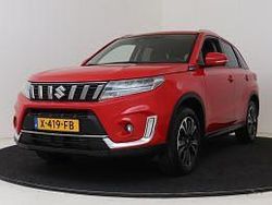 Rood metallic Gebruikt 2023 Suzuki Vitara Style SUV | € 24.745 (Eerlijke prijs)
