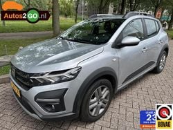 Grijs, metallic lak Gebruikt 2022 Dacia Sandero Expression Hatchback | € 14.495 (Eerlijke prijs)