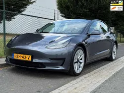 Grijs Gebruikt 2022 Tesla Model 3 Standard Range Sedan | € 28.995 (Eerlijke prijs)