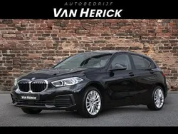 Zwart Gebruikt 2022 BMW 118 Advantage Hatchback | € 24.445 (Super prijs)