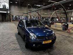 Blauw Gebruikt 2002 Renault Clio II Dynamique Hatchback | € 1.299 (Eerlijke prijs)