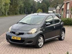 Grijs Gebruikt 2010 Toyota Aygo Hatchback | € 4.225 (Eerlijke prijs)