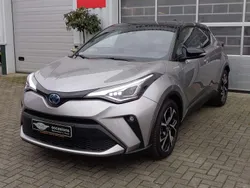 Grijs, metallic lak Gebruikt 2021 Toyota C-HR SUV | € 25.900 (Eerlijke prijs)