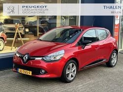 Rood Gebruikt 2016 Renault Clio IV Expression Hatchback | € 7.750 (Eerlijke prijs)