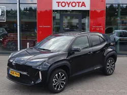 Zwart, metallic lak Gebruikt 2024 Toyota Yaris Cross Style SUV | € 29.890 (Eerlijke prijs)