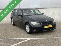 Zwart, metallic lak Gebruikt 2007 BMW 318 Executive Stationwagen | € 2.995 (Super prijs)