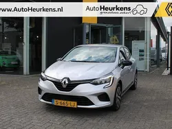 Grijs Gebruikt 2023 Renault Clio V Equilibre Hatchback | € 14.445 (Super prijs)
