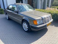 Grijs Gebruikt 1991 Mercedes E230 Sedan | € 17.950