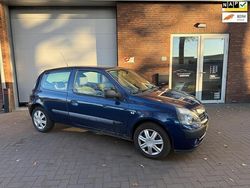 Blauw (metallic) Gebruikt 2004 Renault Clio II Dynamique Hatchback | € 499 (Super prijs)