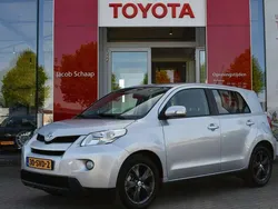 Grijs, metallic lak Gebruikt 2010 Toyota Urban Cruiser SUV | € 7.999 (Eerlijke prijs)