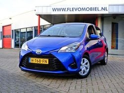 Blauw (metallic) Gebruikt 2020 Toyota Yaris Hybrid Active Hatchback | € 14.750 (Super prijs)
