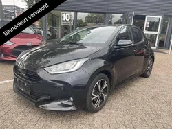 Zwart Gebruikt 2024 Toyota Yaris Hybrid Hatchback | € 24.400 (Eerlijke prijs)