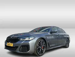 Grijs Gebruikt 2022 BMW 520 M Sport Sedan | € 37.750 (Eerlijke prijs)