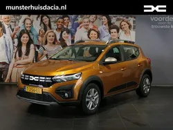 Oranje Gebruikt 2023 Dacia Sandero Expression Hatchback | € 18.950