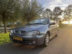 Grijs Gebruikt 2002 Renault Mégane Cabriolet Cabriolet | € 1.249 (Eerlijke prijs)