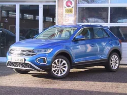 Blauw Gebruikt 2023 VW T-Roc Style SUV | € 33.890 (Eerlijke prijs)