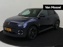 Nachtblauw met dak in sterzwar Gebruikt 2024 Renault R5 Iconic Hatchback | € 31.940 (Eerlijke prijs)