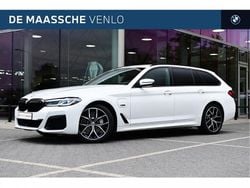 Alpinweiss (licht wit) Gebruikt 2022 BMW 530e Comfort Edition Stationwagen | € 44.950 (Eerlijke prijs)